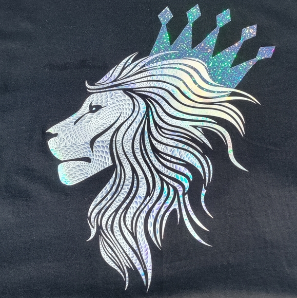 📸 Holographic Crowned Lion T-shirt - Picture 5 of 17